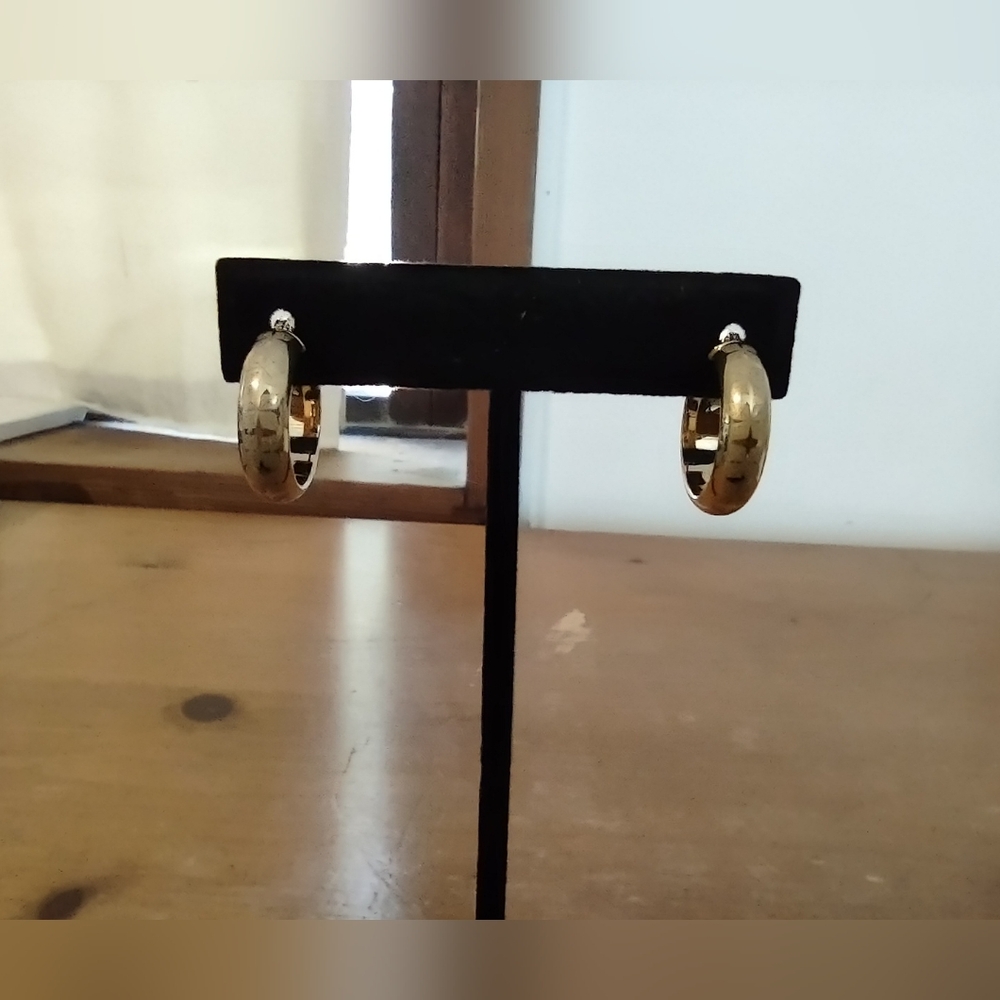 14kt gold hoop earrings - floral design